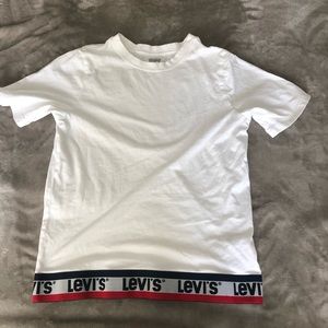 White Levi’s crop top